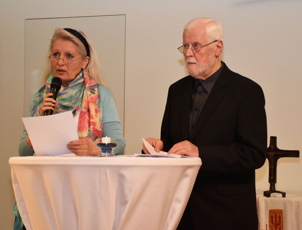 Eine Frau und ein Mann.