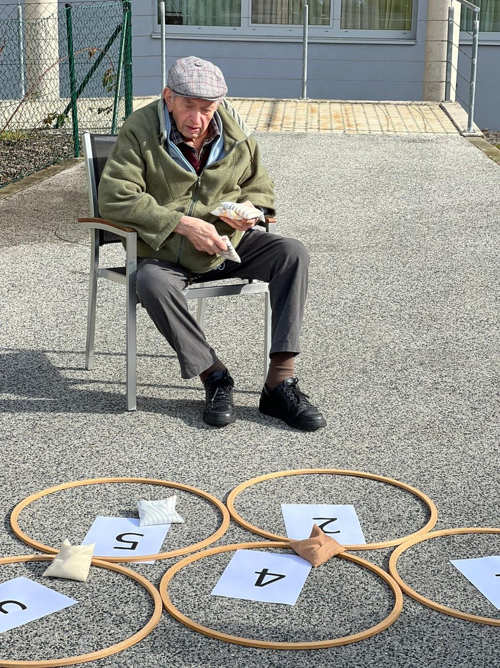 Herr Dorfner beim Ringe werfen