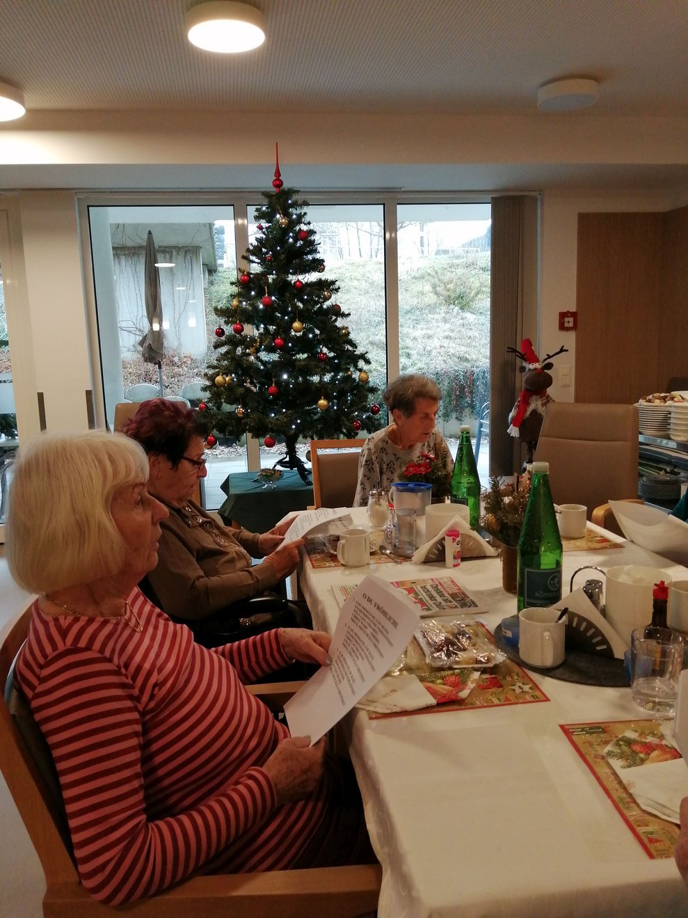 Bewohnerinnen beim Singen. 