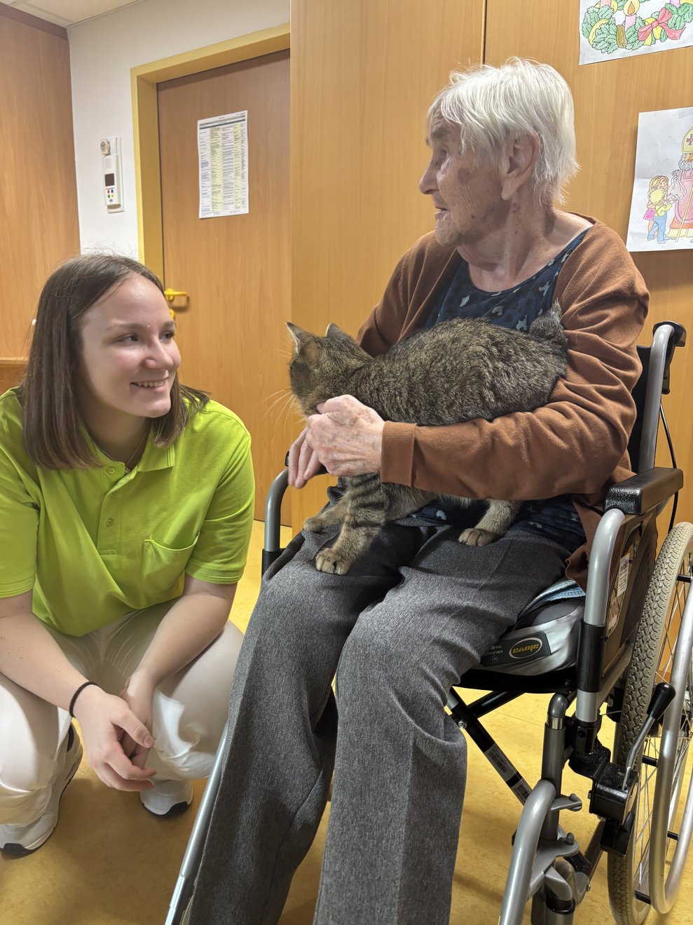 Prakt. Verena mit Kater Cocco und Fr. F.