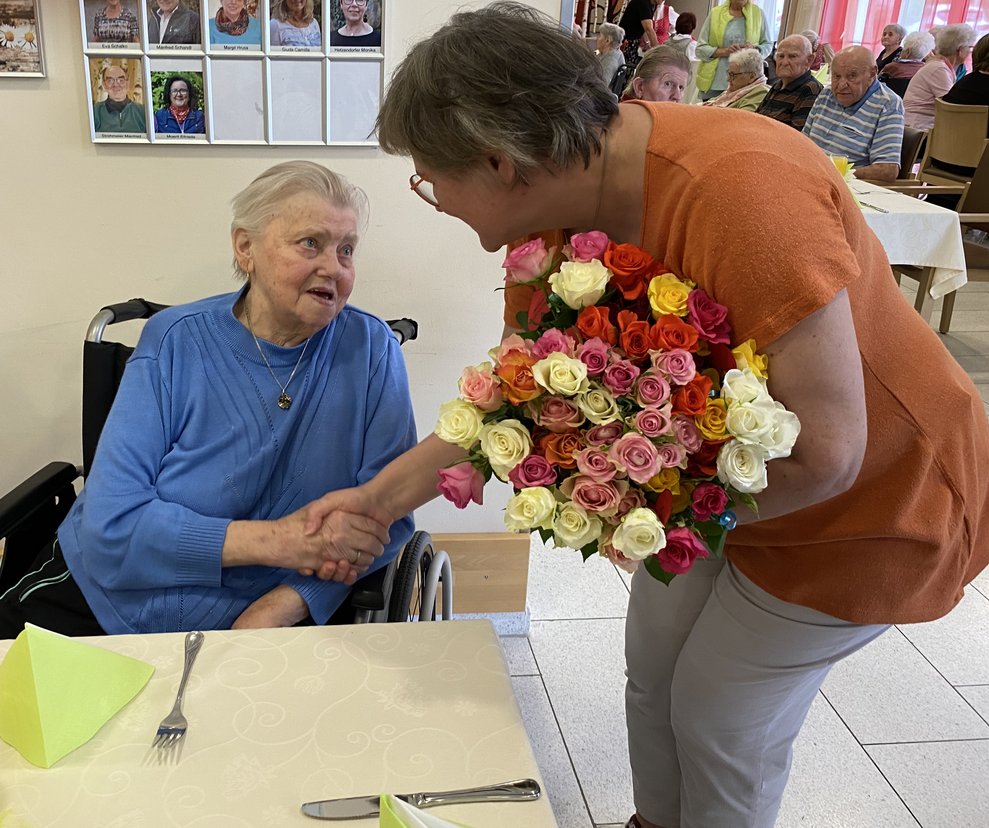 ...gratulieren persönlich mit Rosen.