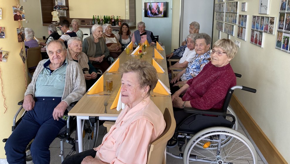 Mit ihren Tanzdarbietungen zaubern sie den Bewohnern ein Lächeln ins Gesicht.