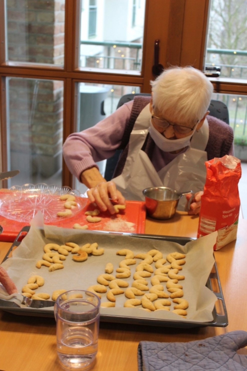 Eine Bewohnerin mit Vanillekipferl.