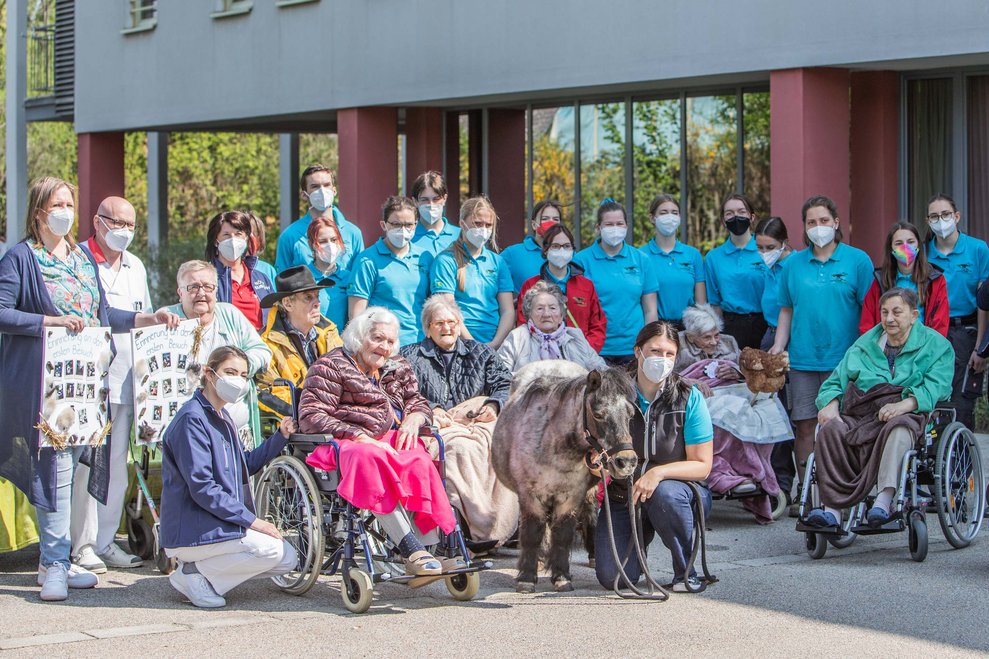 SchülerInnen der LFS mit Tieren besuchen BewohnerInnen