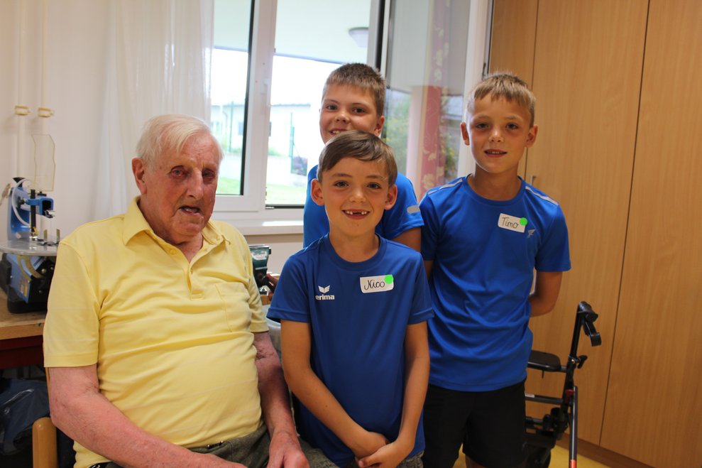 Hr. Koller trifft sich beim Kindersommer mit den Urenkeln