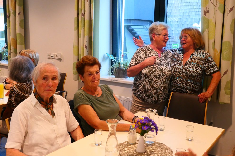 Einige Personen bei Tisch.