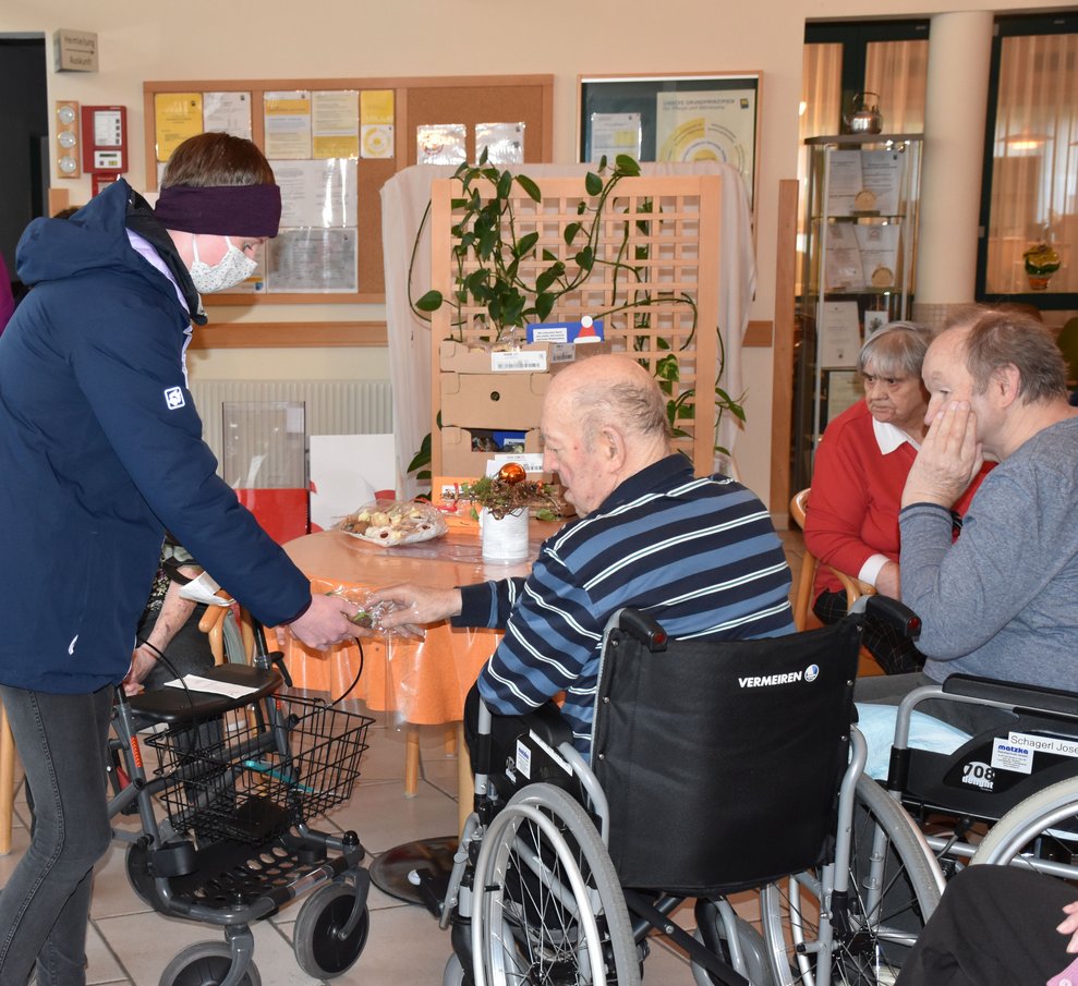Frau Lehrer Latschenberger überbringt mit den Schülerinnen und Schülern die Köstlichkeiten.