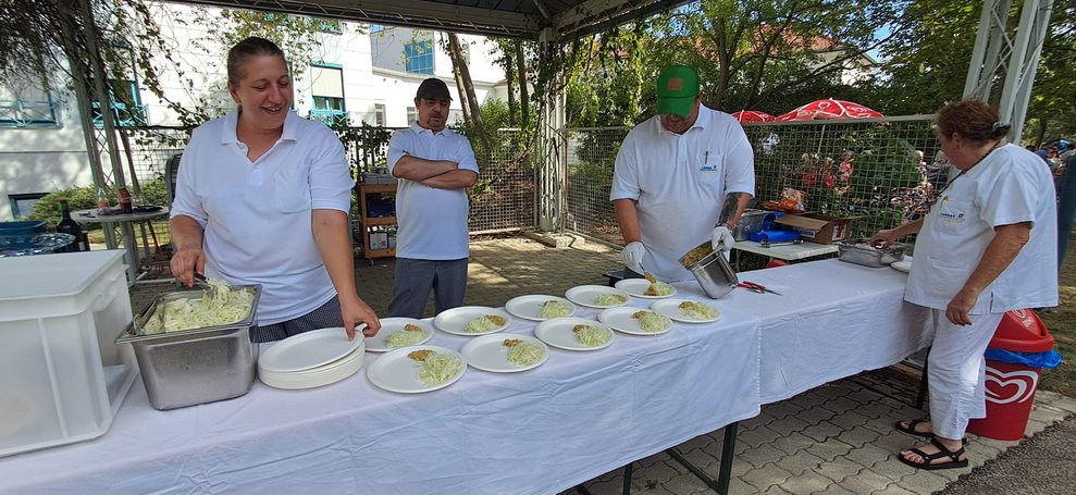 Küchenteam mit Essen auf Teller.