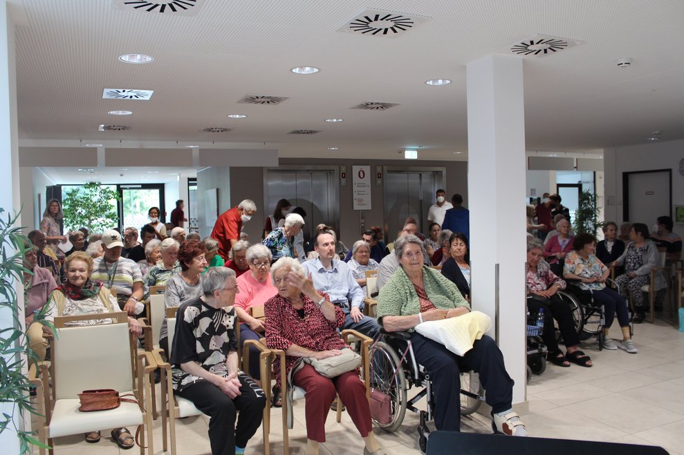 Unsere BewohnerInnen und KlientInnen warten nun gespannt auf die musikalischen Darbietungen.