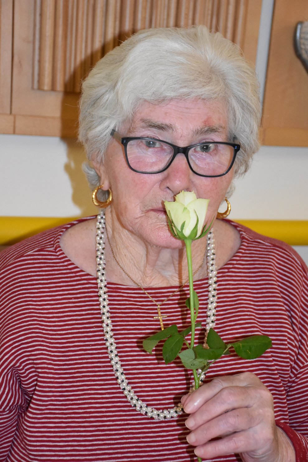 Bewohnerin hält Rose