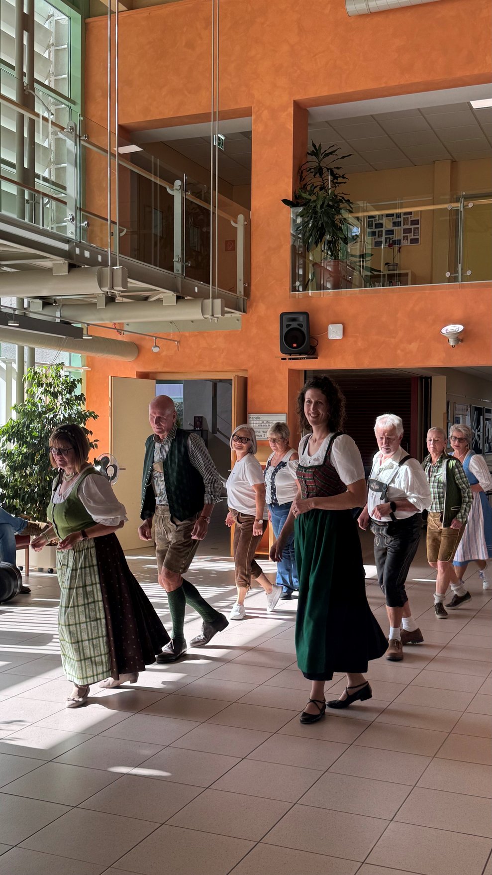 Eine Line-Dance Gruppe zeigt einen Tanz