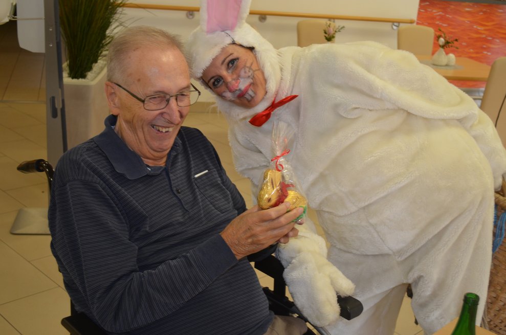 Bewohner überrascht vom Osterhasen