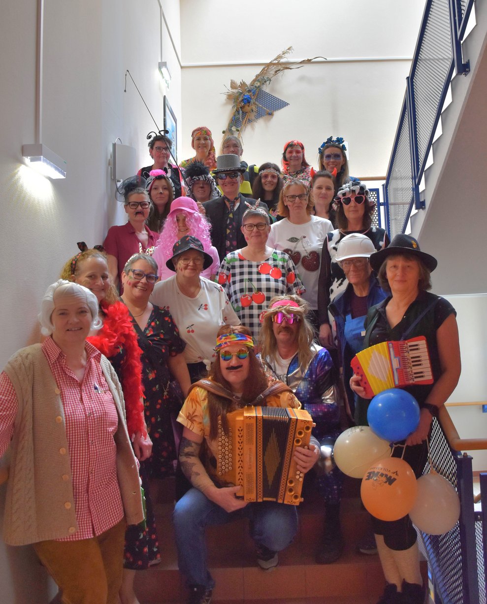 Gruppenfoto der verschiedenen Masken