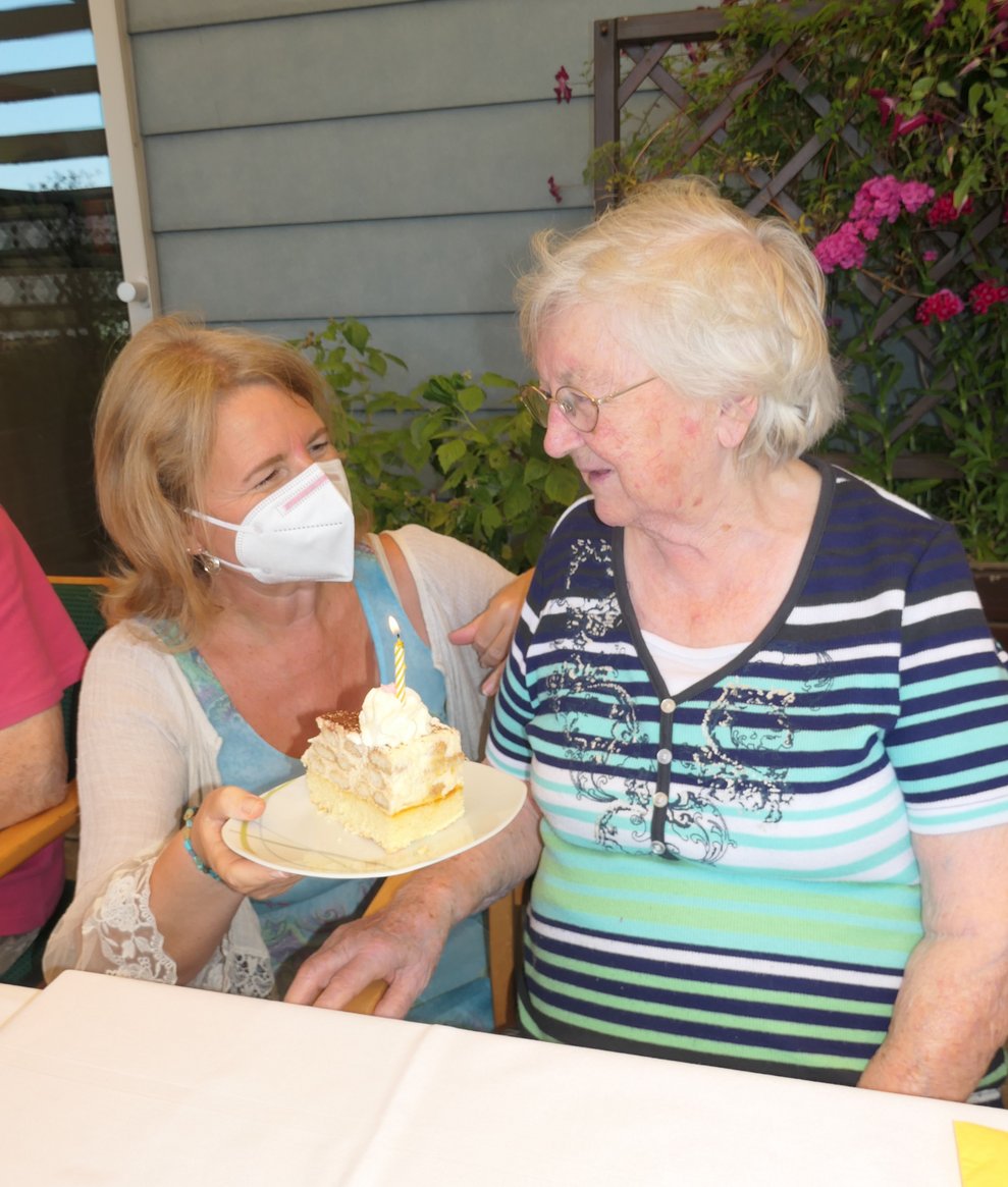 Zwei Frauen mit einem Stück Torte.