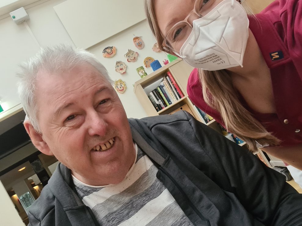 Selfie time, Herr V. und Ergotherapeutin Kathy. 