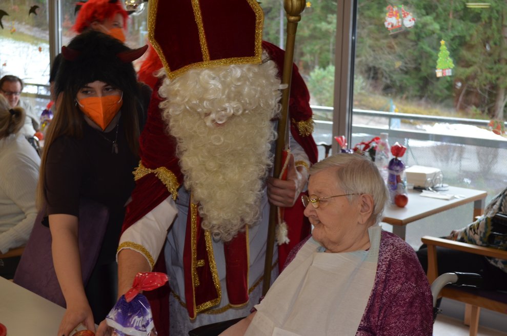 Bewohnerin mit Krampus u Nikolaus