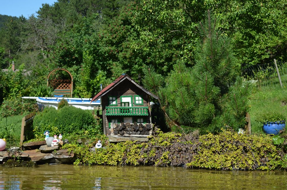 ein Entenhaus am Ufer