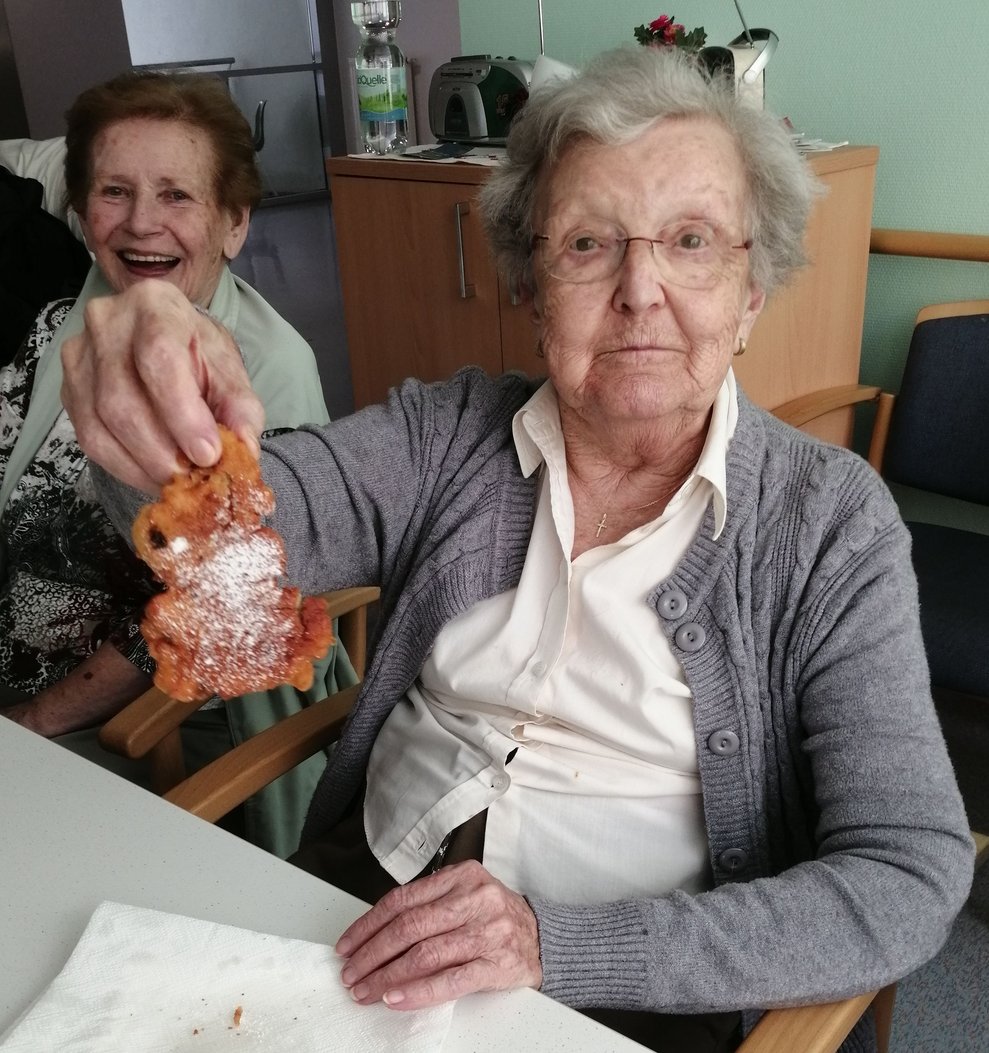 Frau Halm und Frau Kainz essen Hollerschöberl
