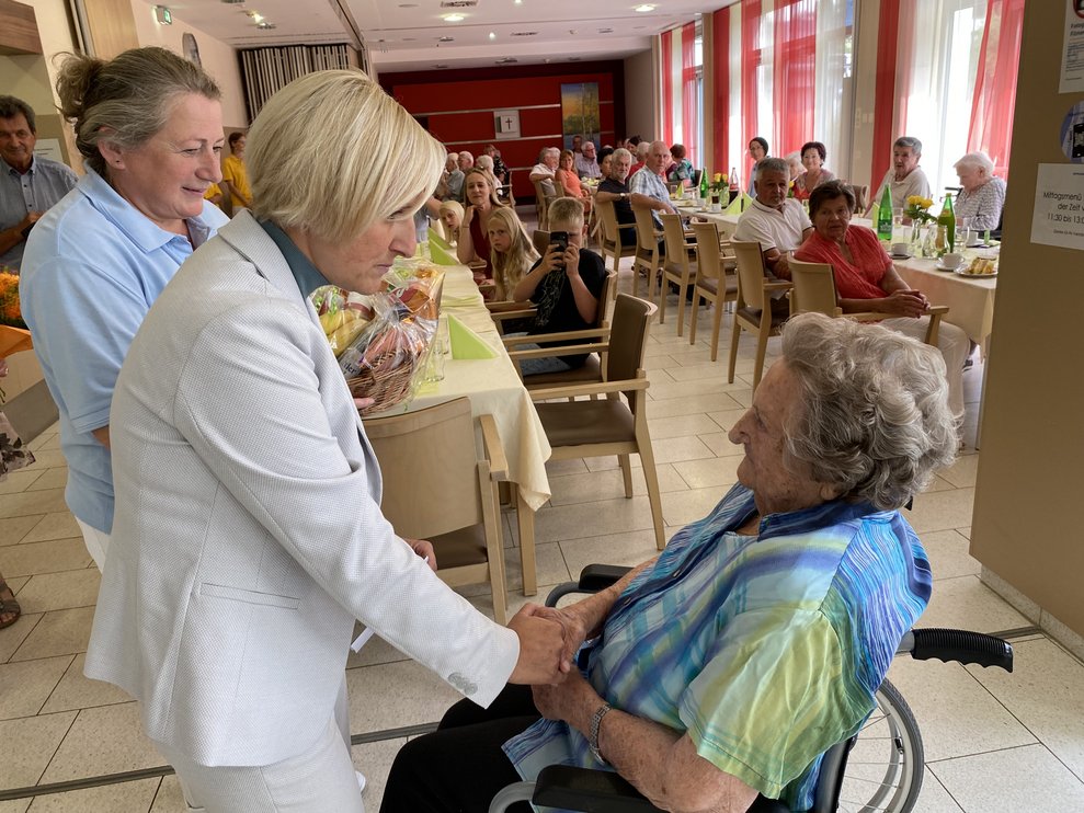 Direktorin Weiß Bettina gratuliert gemeinsam mit stv. Pflegedirektorin Koppensteiner Susanne.