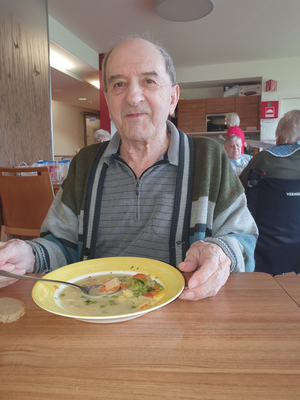 Herr Brandstetter lässt sich diese Mahlzeit nicht entgehen. 