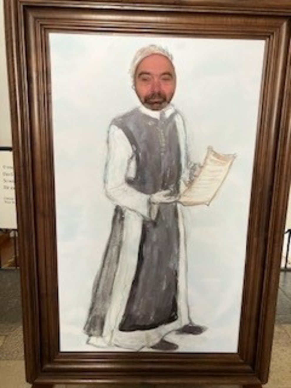 Ein Bewohner "leiht" seinen Kopf einem Gemälde, bei dem der Kopf ausgeschnitten ist.