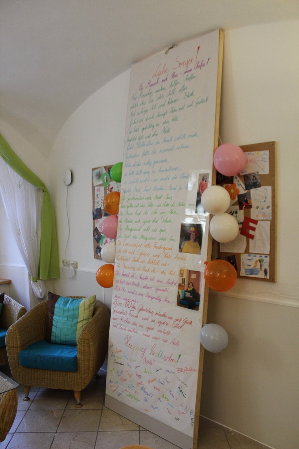 Ein Geburtstagsplakat mit Luftballons