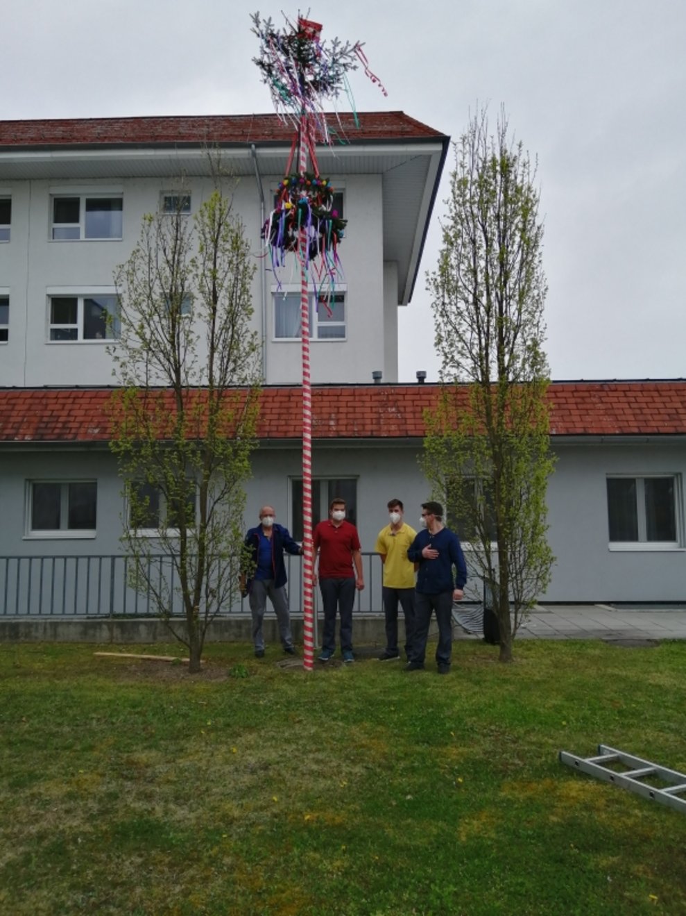 Der Maibaum und die Maibaumaufsteller.