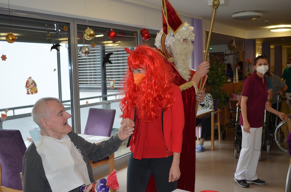 Bewohner begrüßt den Krampus