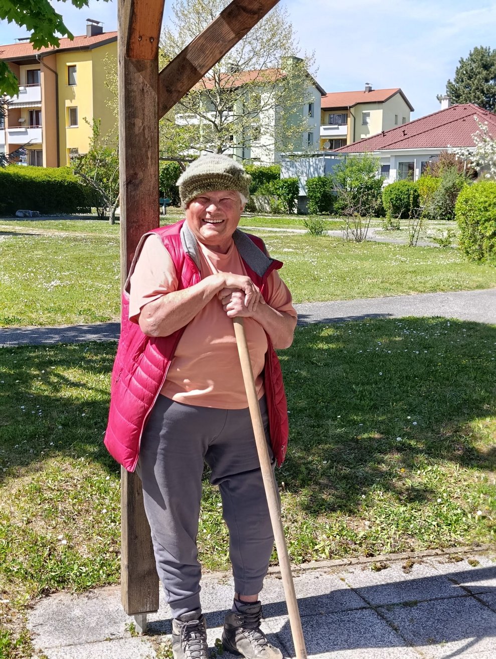 Lächelnde Bewohnerin.