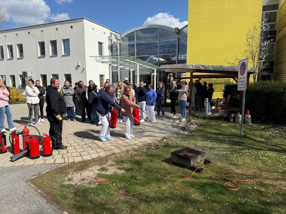 Unsere MitarbeiterInnen durften passend zu der Brandschutzschulung selbst Feuer löschen.