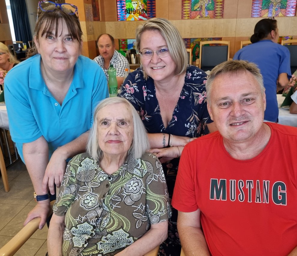 Jubilar mit Mitarbeiterinnen und Familie