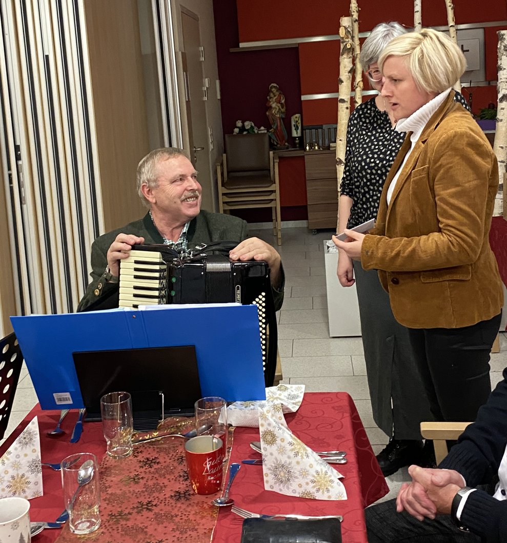 Unserem Musikanten Erich wird auch gleich zum Geburtstag gratuliert.