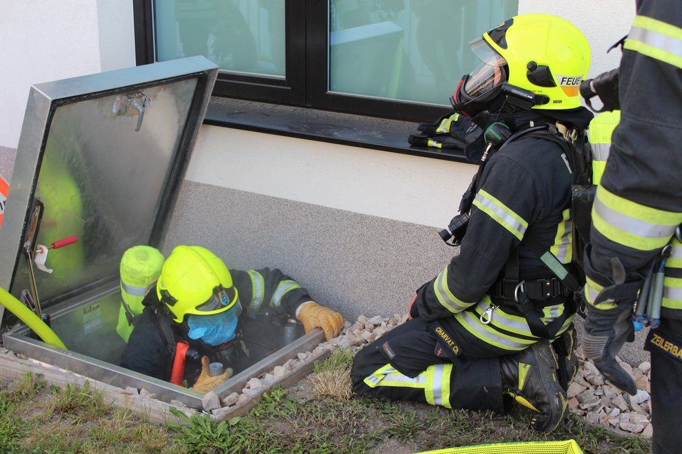 Den Atemschutzträgern wurde ein Tuch über deren Maske gespannt, sodass sie nichts sehen konnten.