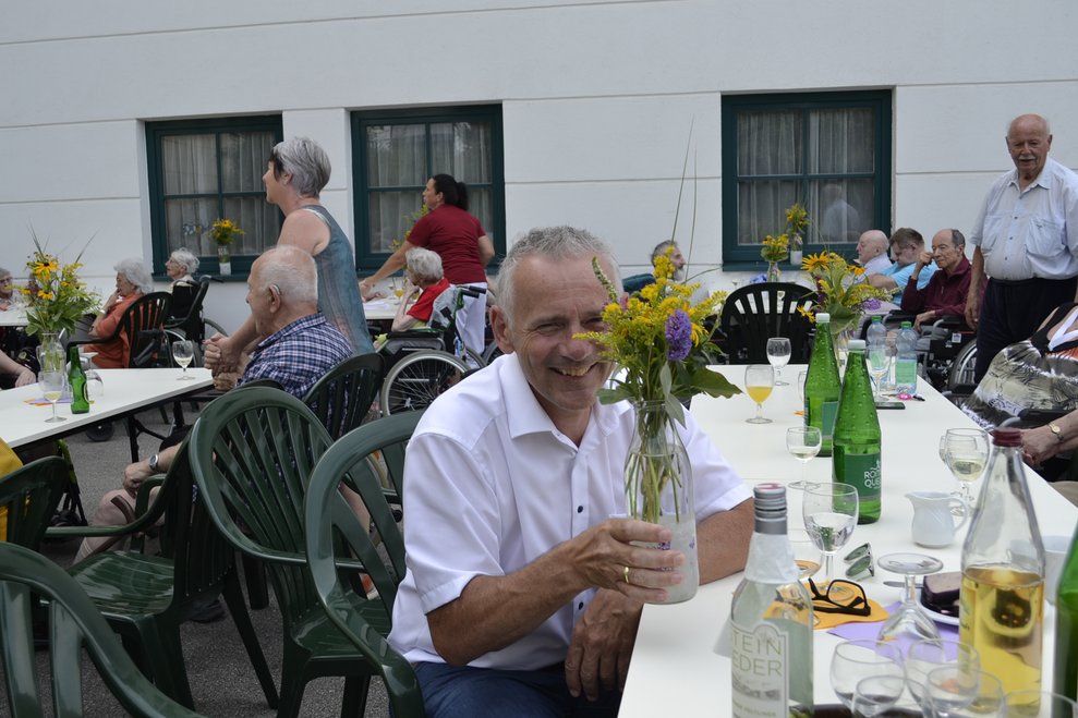 Mann mit Blume