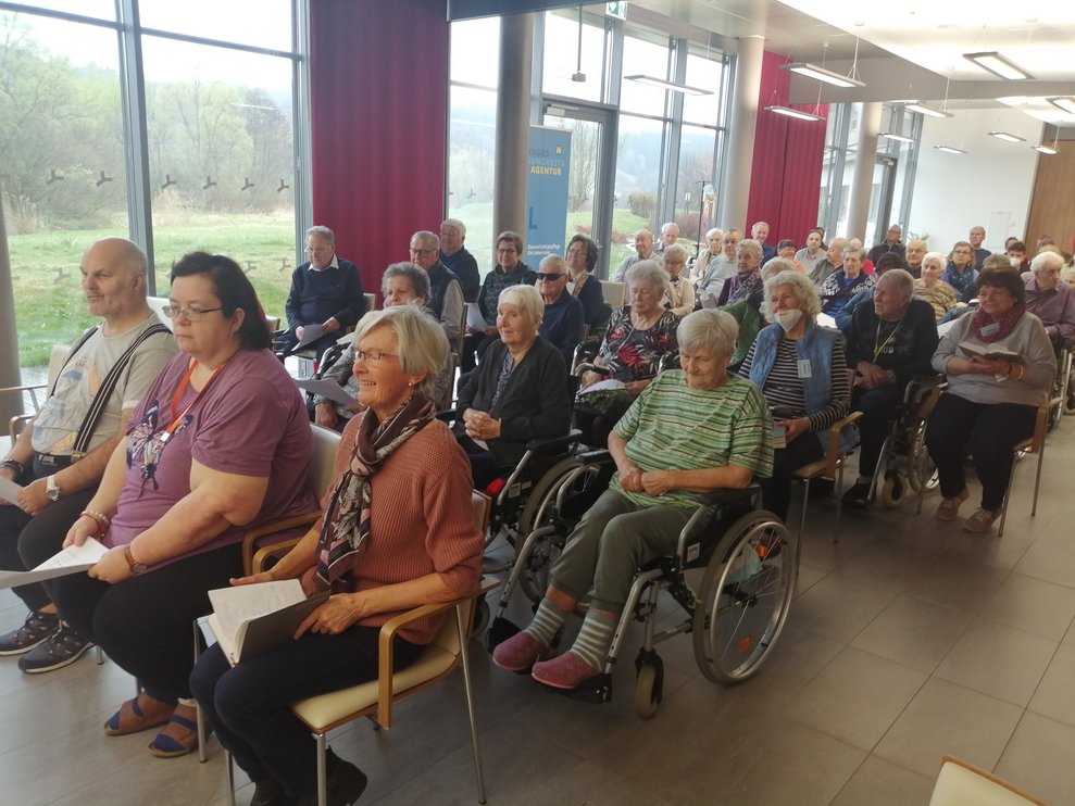 Unsere Kapelle ist fast bis auf den letzten Platz gefüllt.