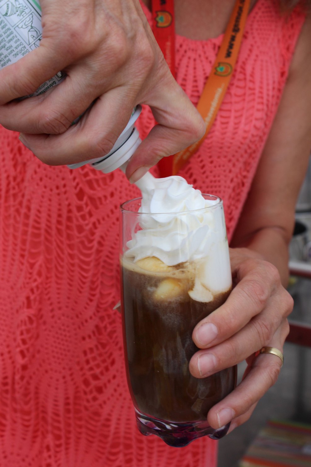 ...bereiten unsere MitarbeiterInnen eifrig Eiskaffee und Eisbecher zu.