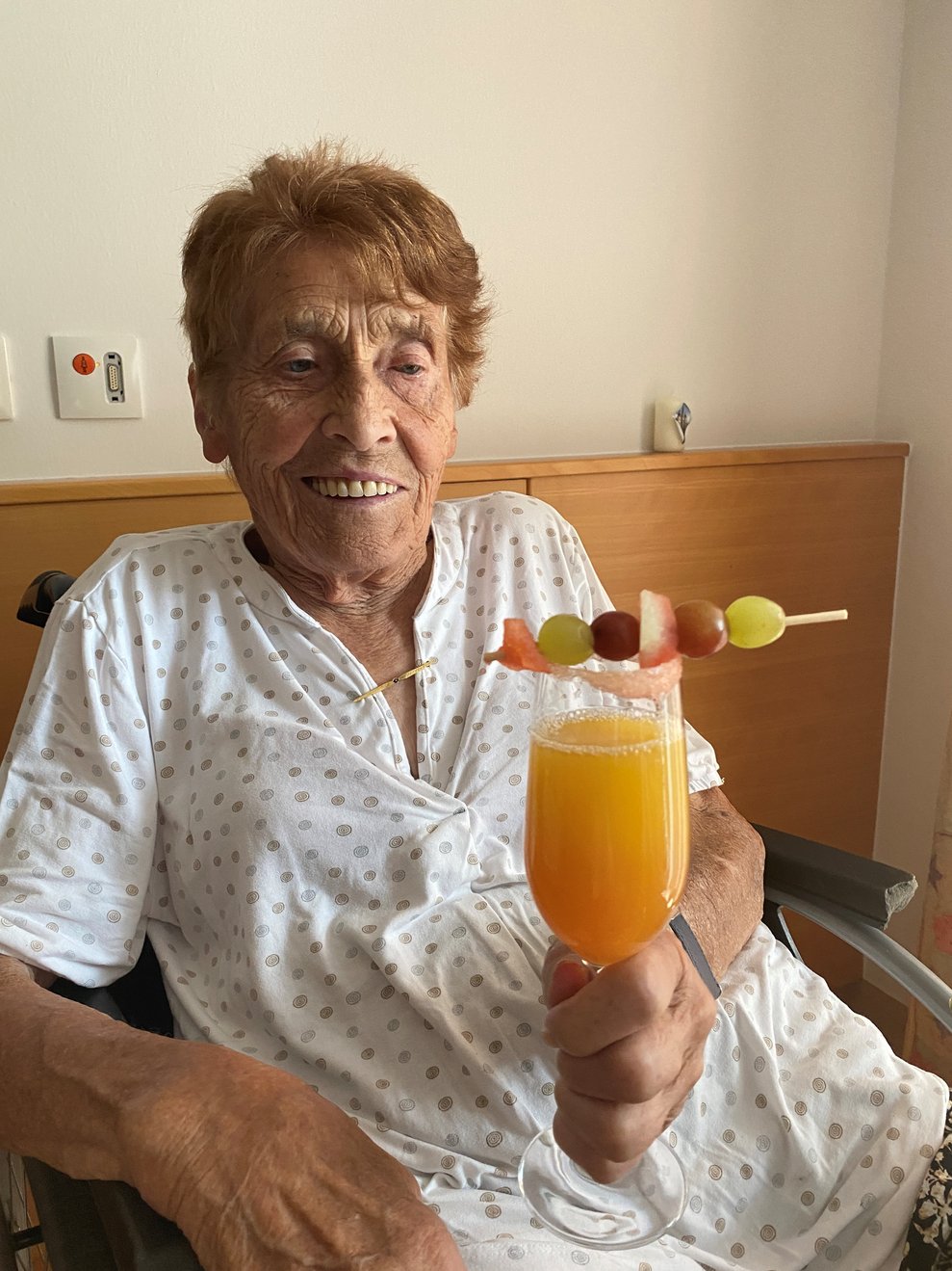Cocktail wurde mit Obst garniert