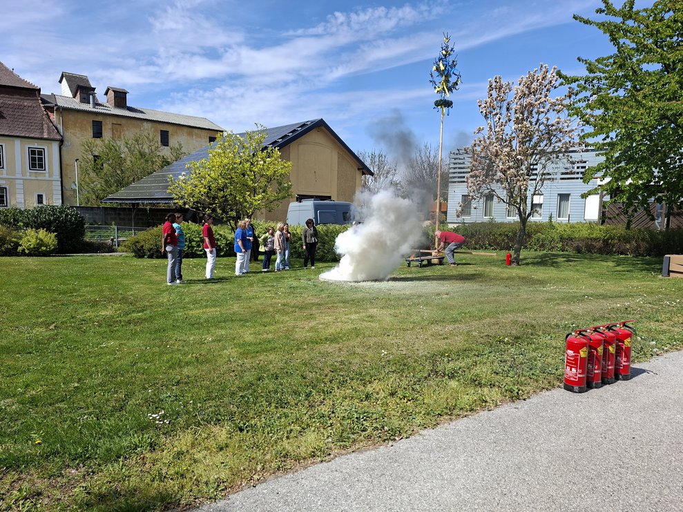 Löschen mit dem Feuerlöscher.