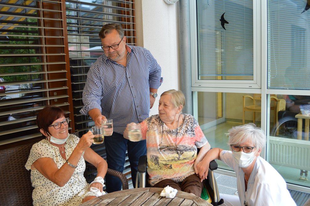 Der Direktor mit Bewohnerinnen.
