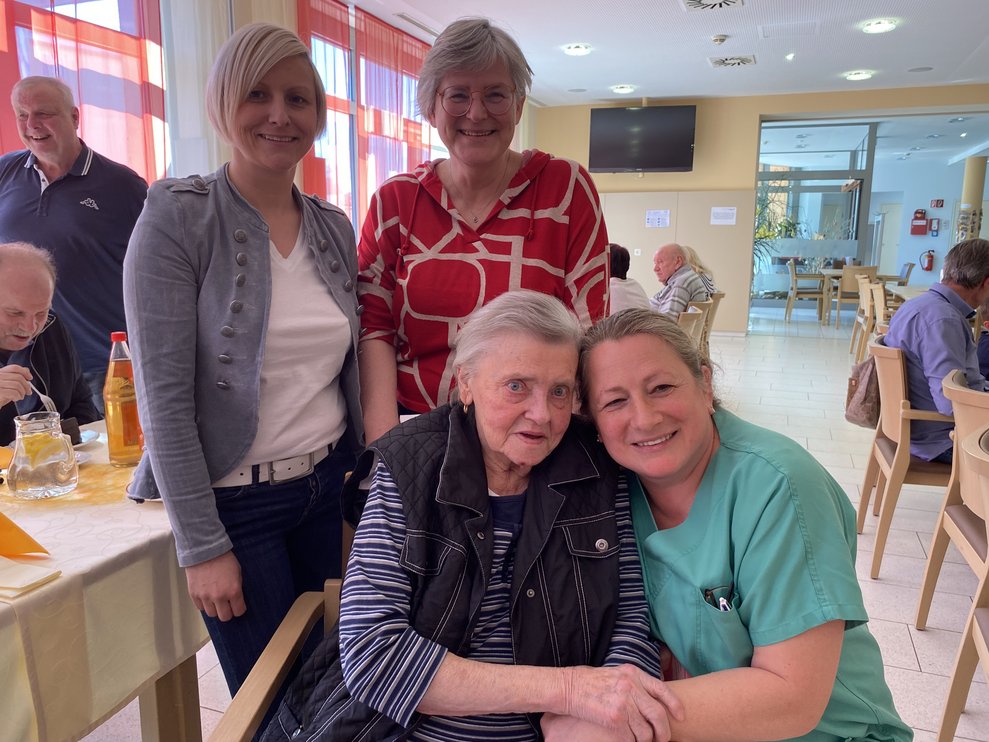 Frau Katzenbeißer freute sich über die Glückwünsche zum 86. Geburtstag.