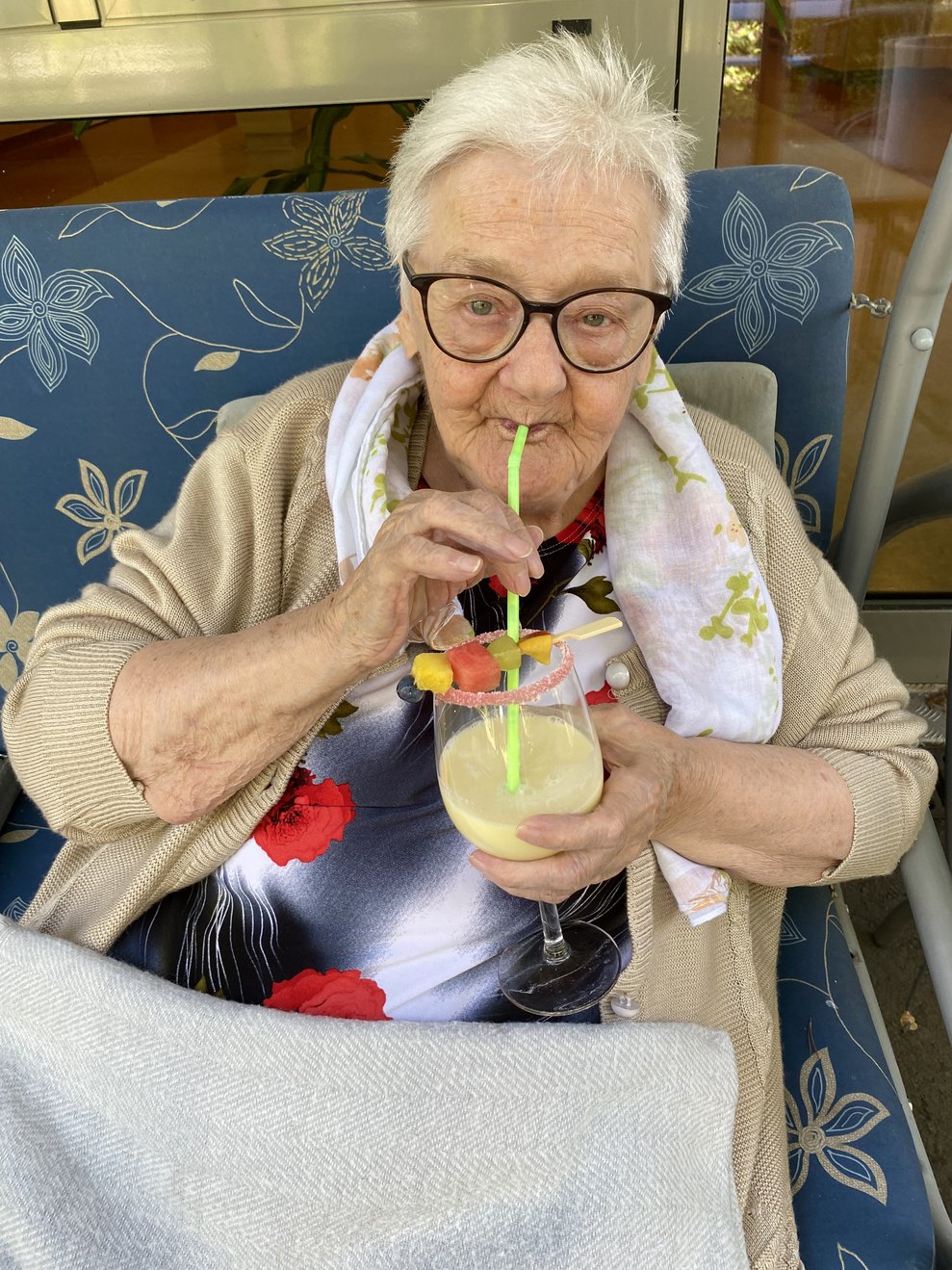 Frau Anibas lässt sich einen Pina Colada gut schmecken.