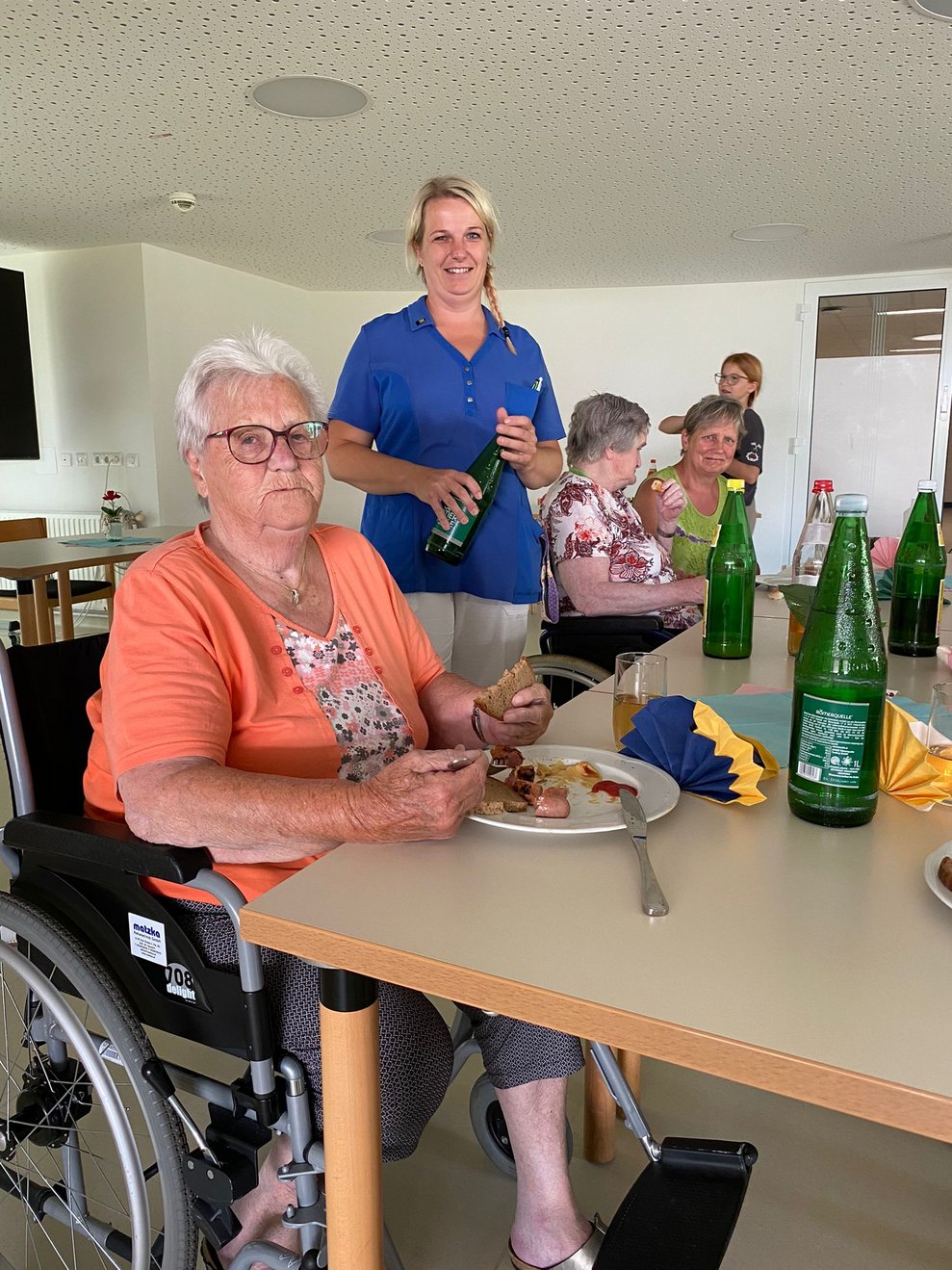 Pflege- und Betreuungsmanagerin Kathi unterstützt beim Grillabend