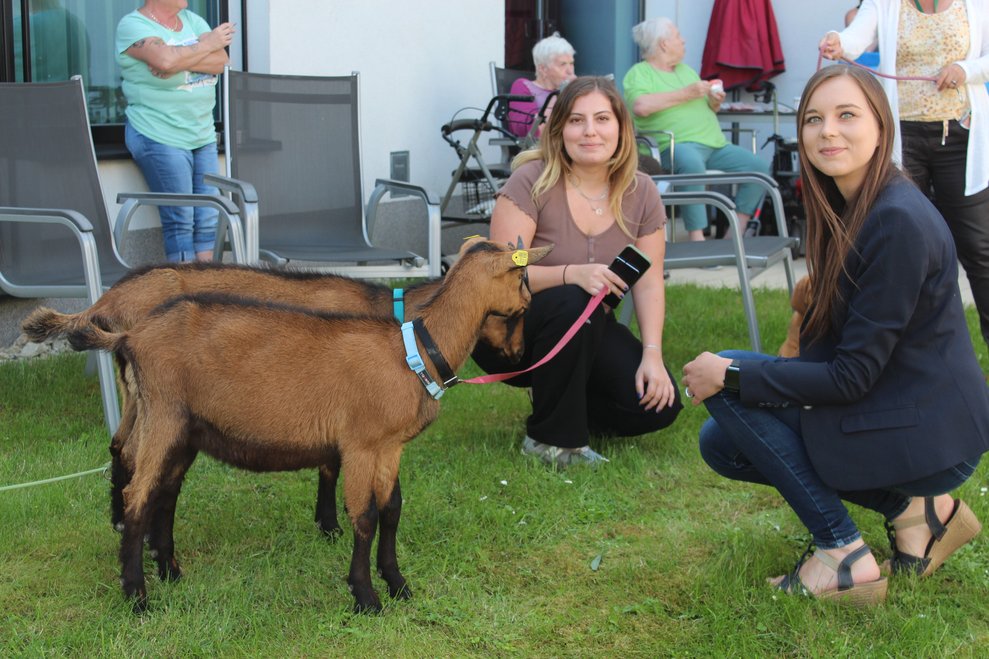 Stv. Kfm. Dir. Sehnaz Demirci und Kfm. Dir. Lena Fritz-Reicher freuen sich über den tierischen Besuch.