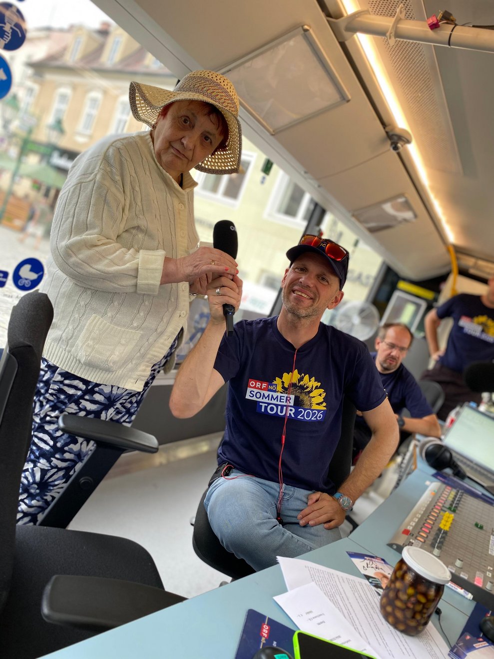 Frau mit Mikrofon.