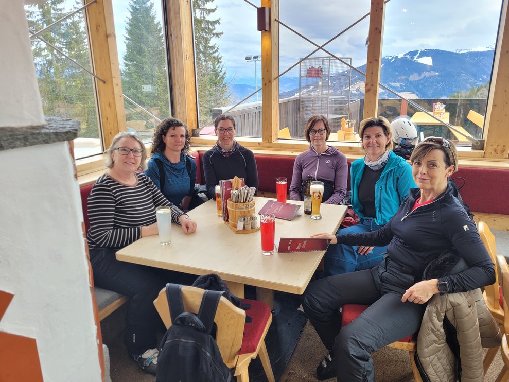 Gruppenbild beim Mittagessen.