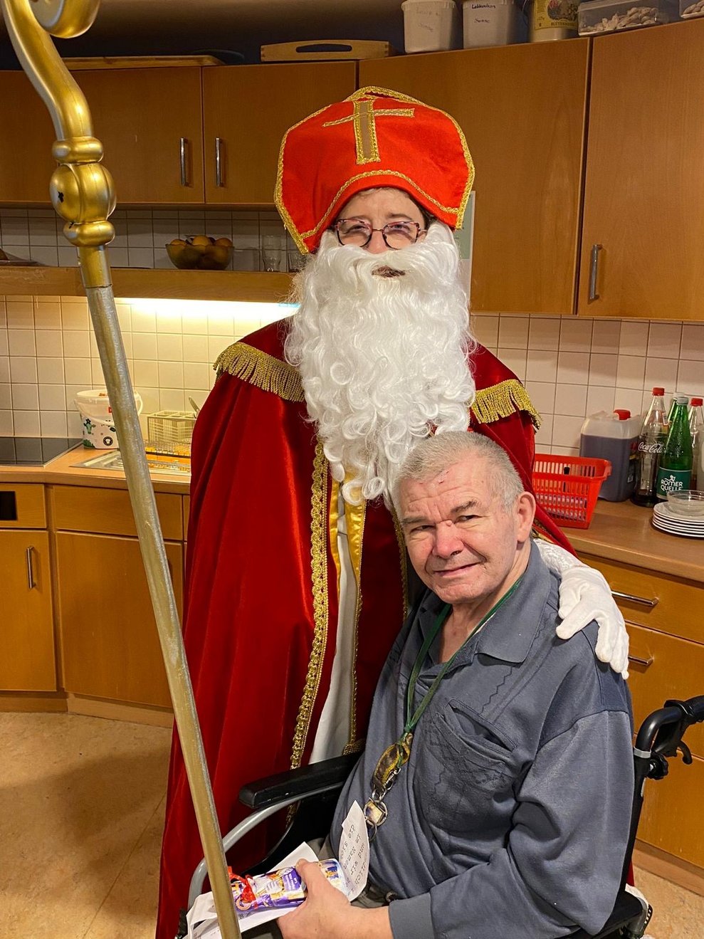 Bewohner hält den Stab vom Nikolaus
