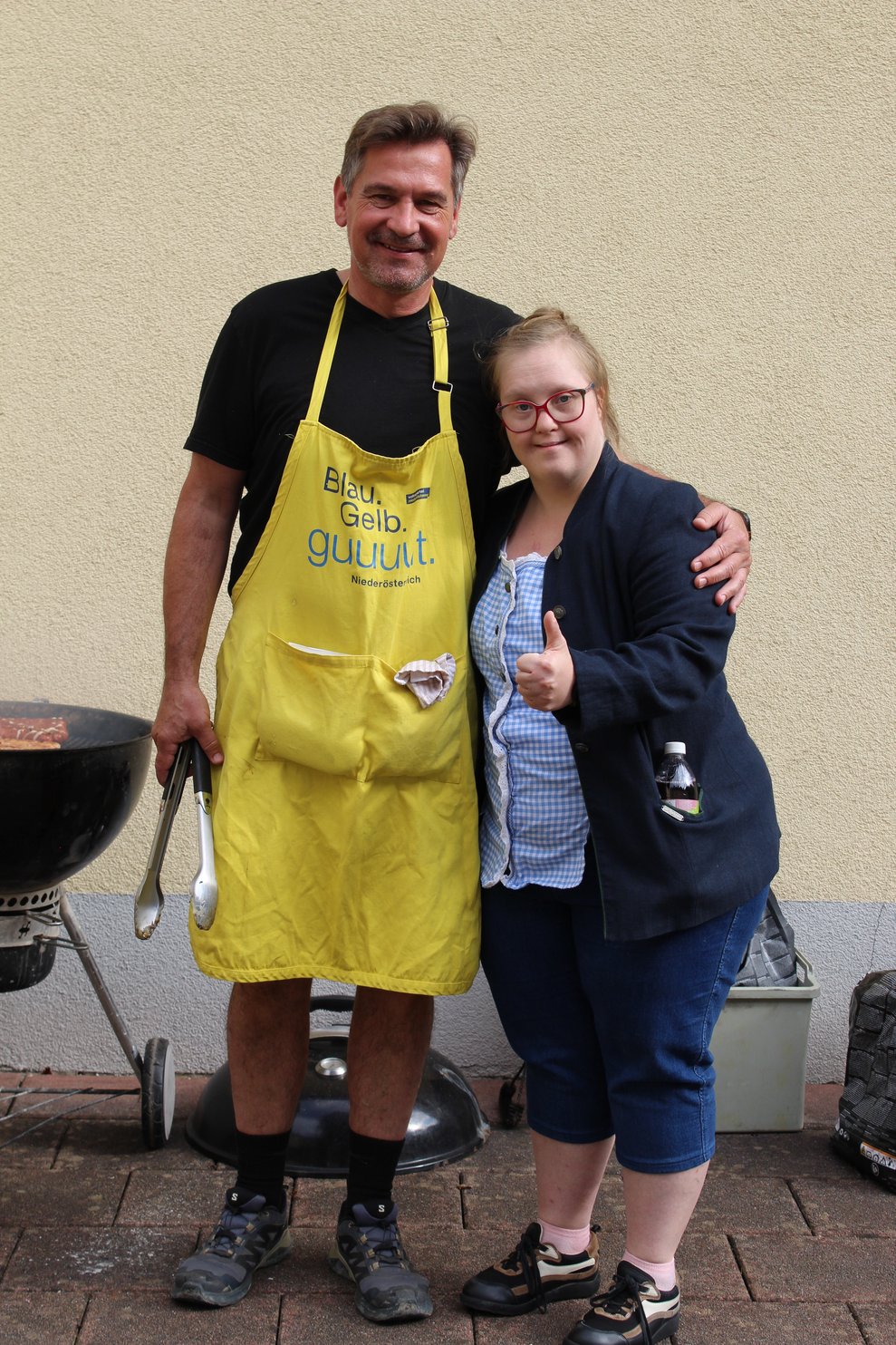 Zwei Personen stehen nebeneinander