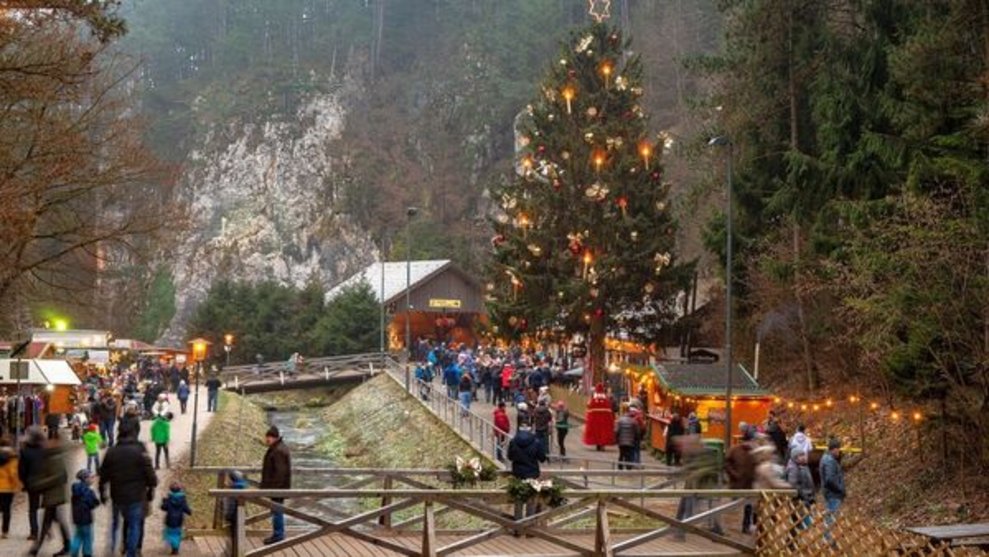 Weiter geht es in die Johannesbachklamm bei Würflach. Eine Spezialität, die es hier jedes Jahr gibt: Brote mit gerösteter Blunze. Eine Mahlzeit, die viele Bewohner und Bewohnerinnen aus ihrer Jugendzeit kennen und lieben.