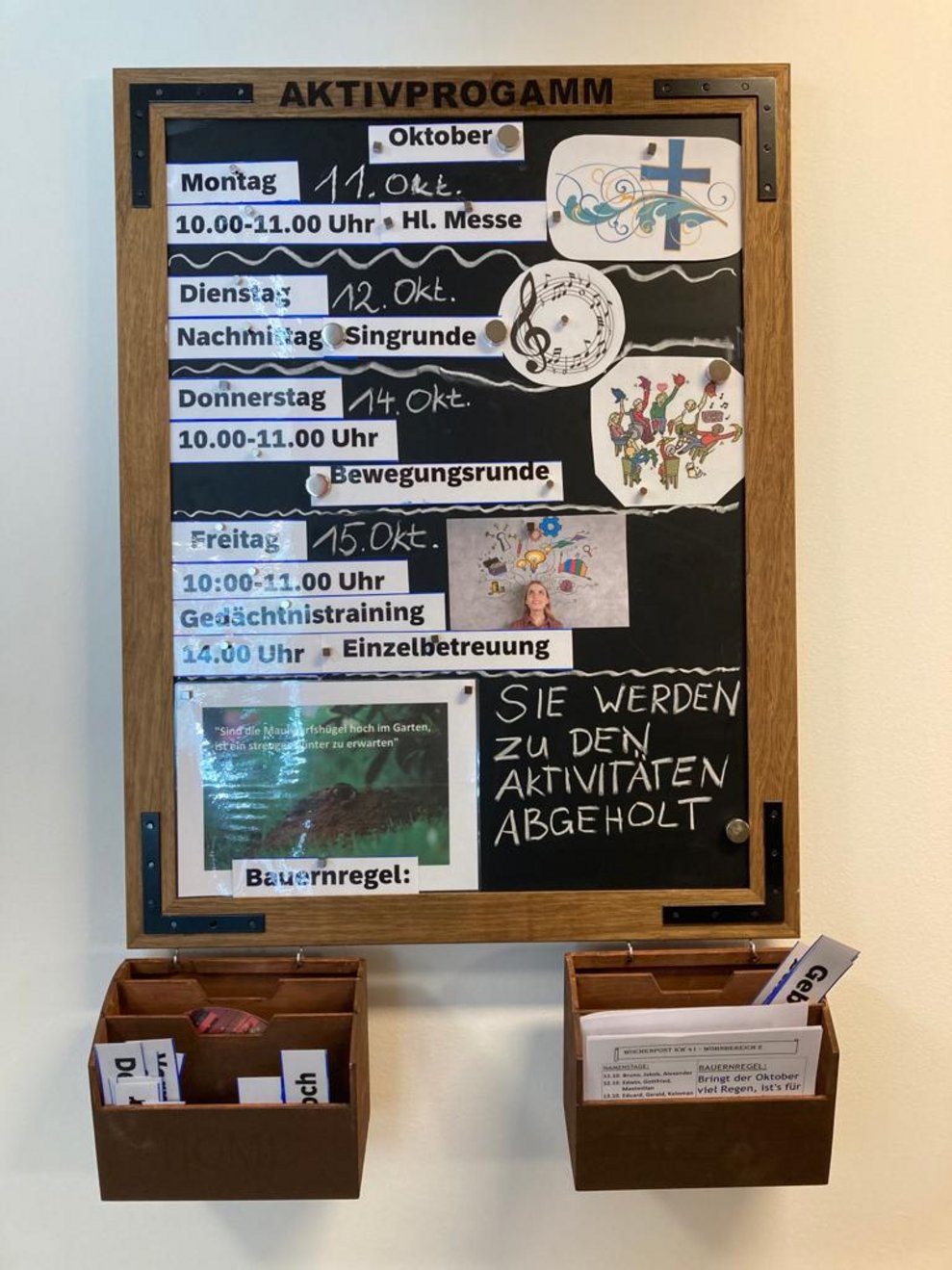 Eine Tafel mit verschiedenen Kärtchen.