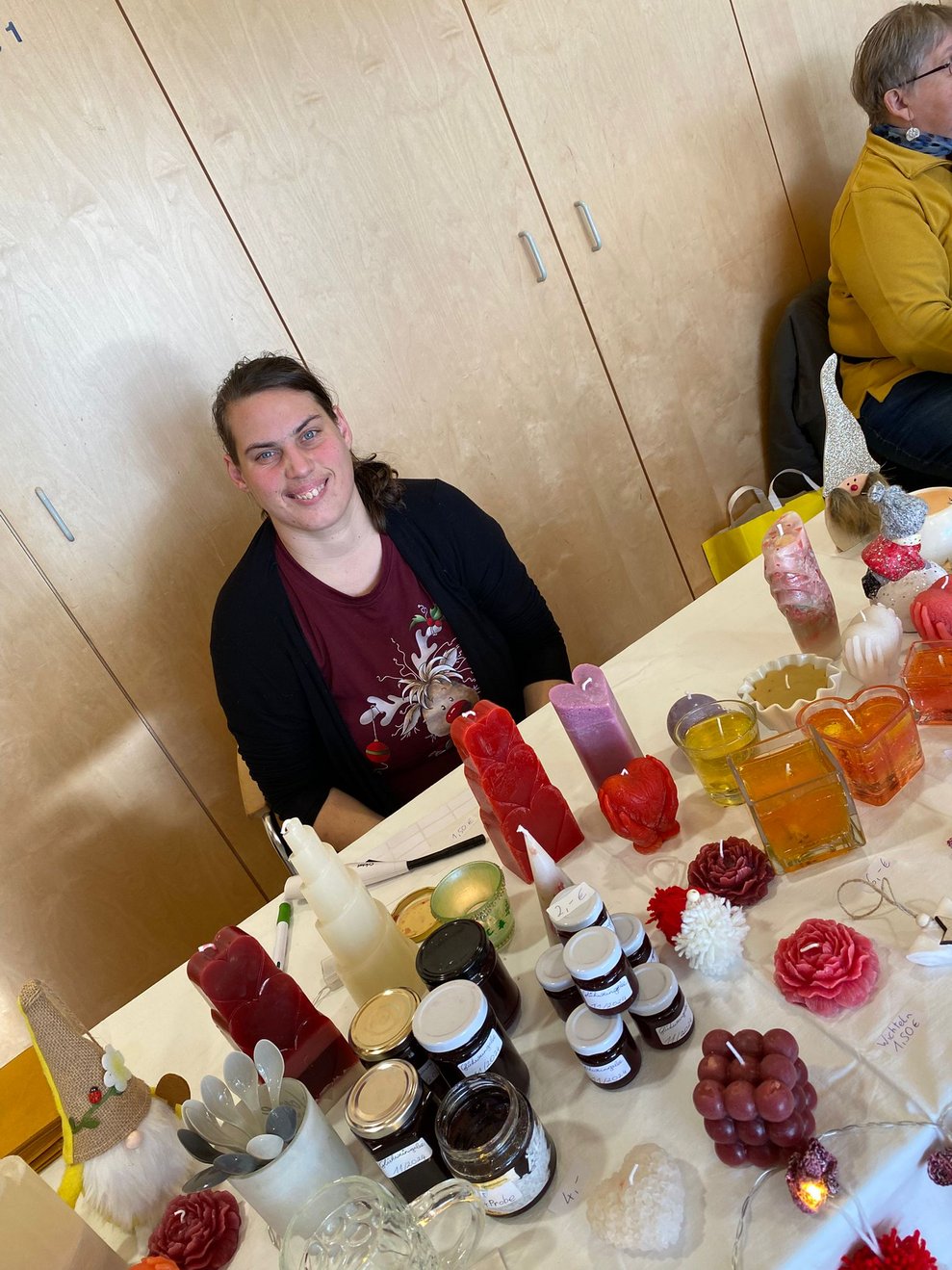 Foto von einer Dame beim Kerzenstand 
